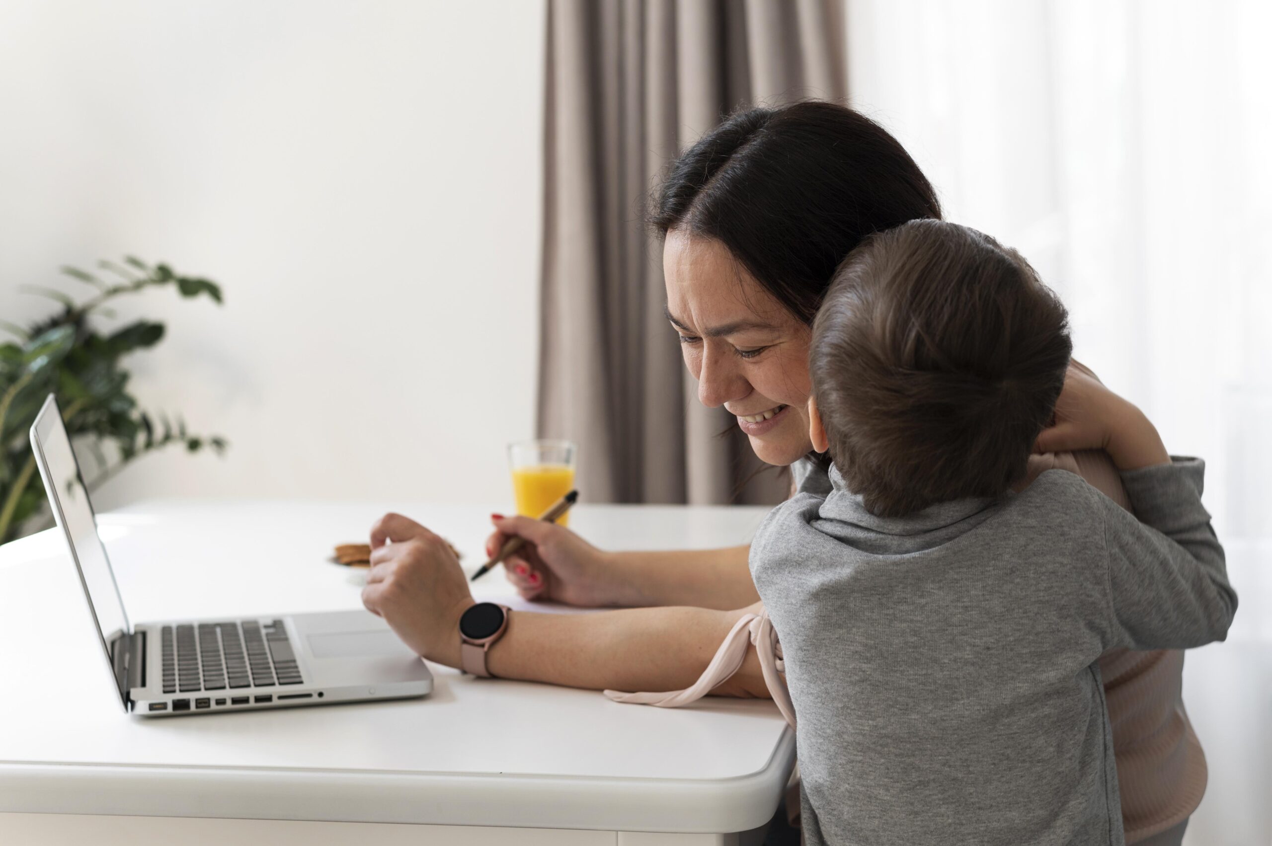 【2026年最新】子育て中ママの副業おすすめランキング10選|月5万円稼げる現実的な選択肢